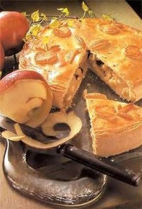 Пирог из слоеного теста с яблоками изюмом