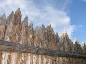 Частокол - деревянный забор вокруг хаты на даче