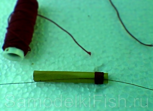 Привязывание эластичной нитки к поплавку