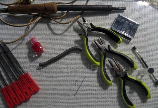 Инструменты и материалы для изготовления плотвиной мормышки