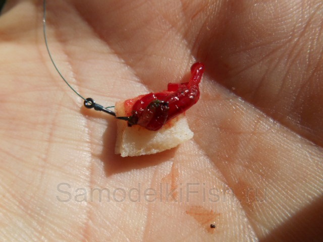Запирание насадки из блинчика на крючке личинками мотыля