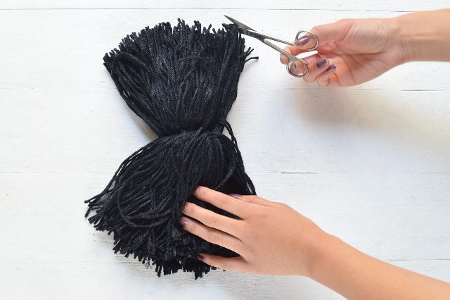 Как сделать кисточки на шарф: создаём броский и крупный акцент своими руками