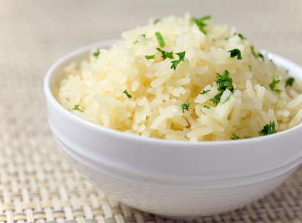 Как сварить рассыпчатый рис на гарнир, в салат: советы и секреты