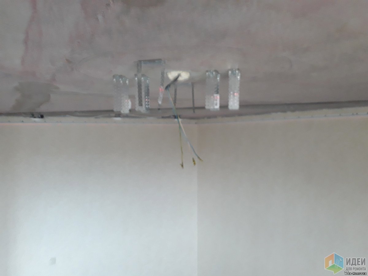 Монтаж нестандартной потолочной люстры на натяжной потолок