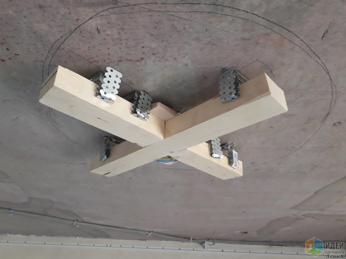 Монтаж нестандартной потолочной люстры на натяжной потолок