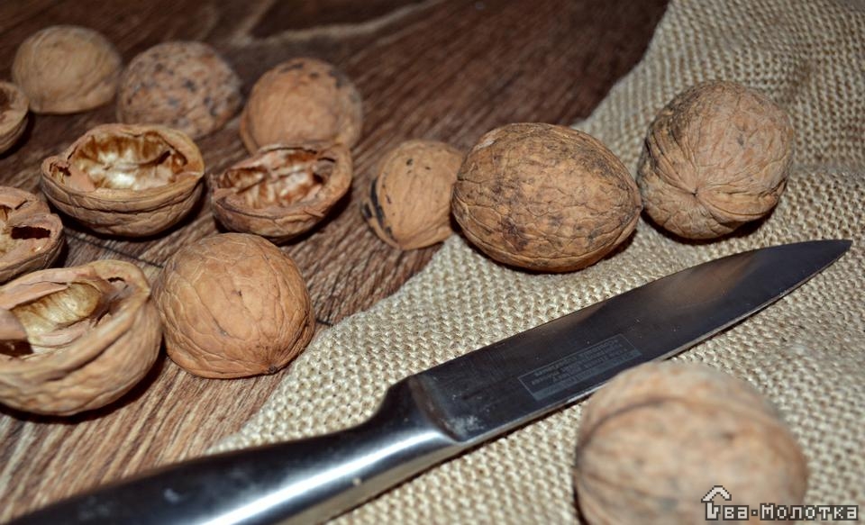 Грецкие орехи в новогоднем декоре фото