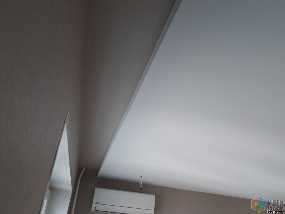 Натяжной потолок со скрытым потолочным карнизом
